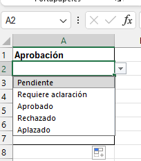 Lista desplegable de aprobación en Excel con las opciones Pendiente, Requiere aclaración, Aprobado, Rechazado y Aplazado.